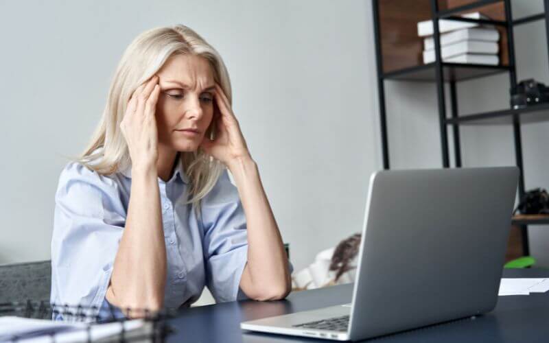 femme qui cherche des solutions aux problèmes de ménopause