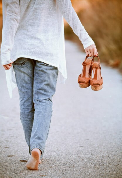 femme qui marche pied nus pour préserver son périnée