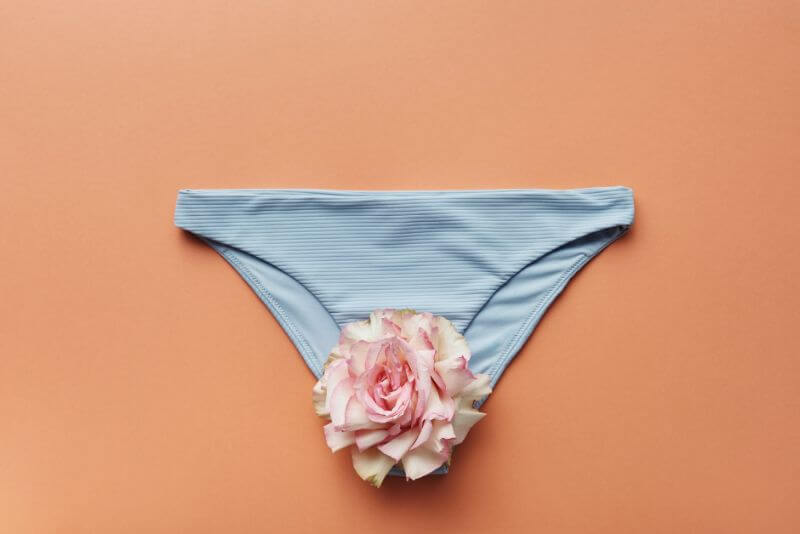 culotte bleue avec une fleur devant