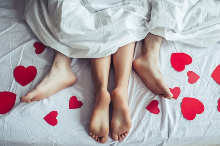 sexualité couple lit amour orgasme intenses grâce au périnée tonique