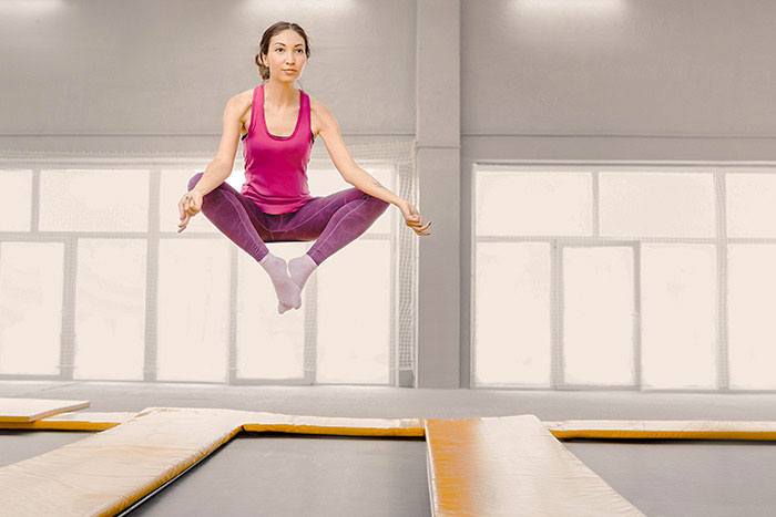 Frau springt auf Trampolin