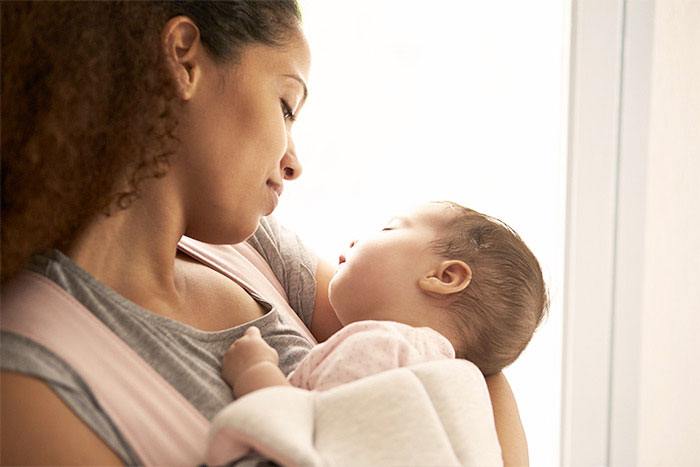 maman qui porte son bébé après son accouchement