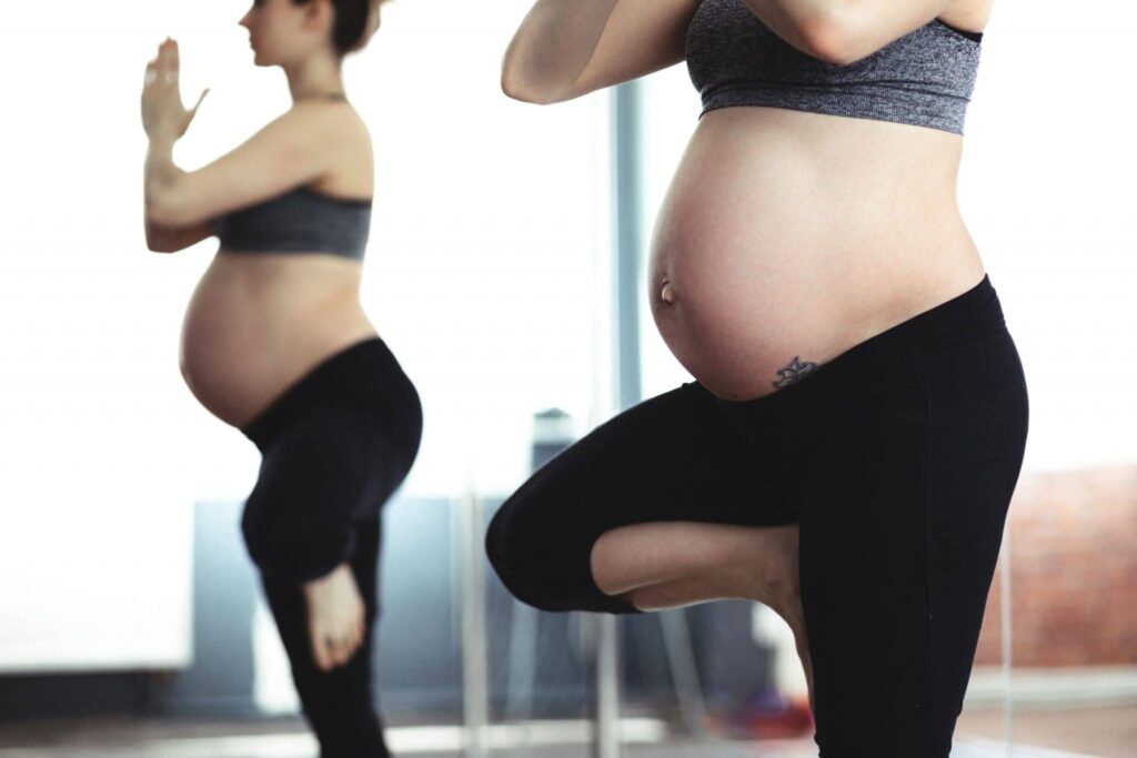 femme enceinte pratiquant le yoga
