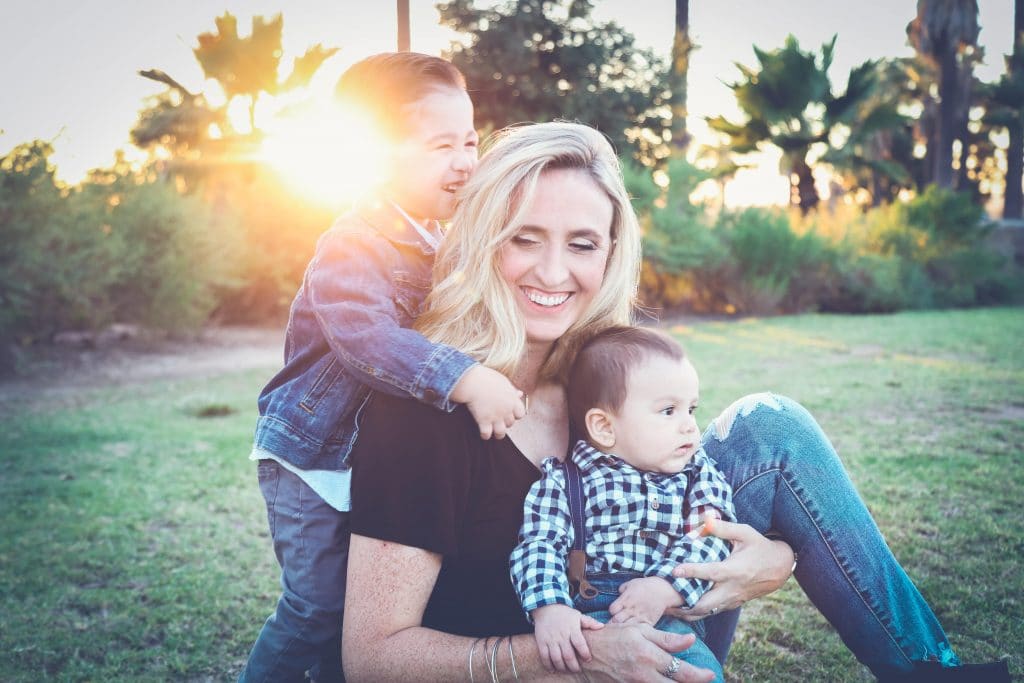 maman qui contracte son périnée pour le protéger quand elle porte ses enfants