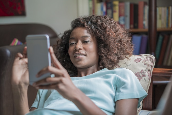 Frau schaut auf ihr tablet