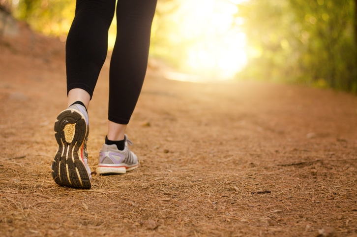 femme qui pratique la marche pour préserver son périnée