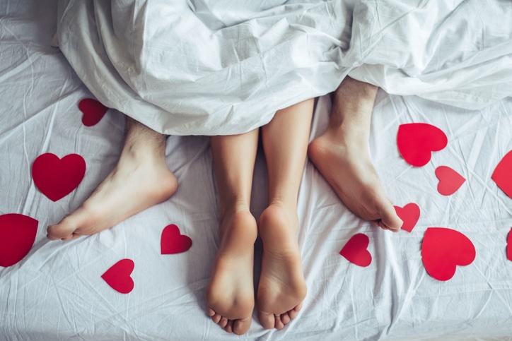 couple pieds coeur lit périnée et sexualité