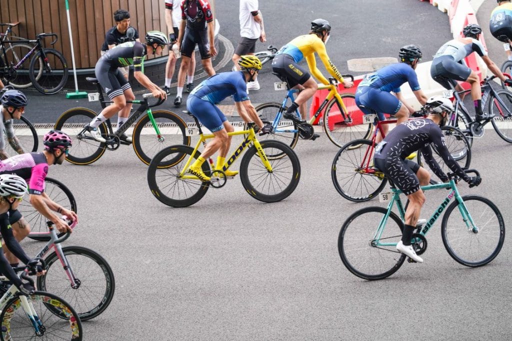 groupe de cyclistes vélo périnée homme