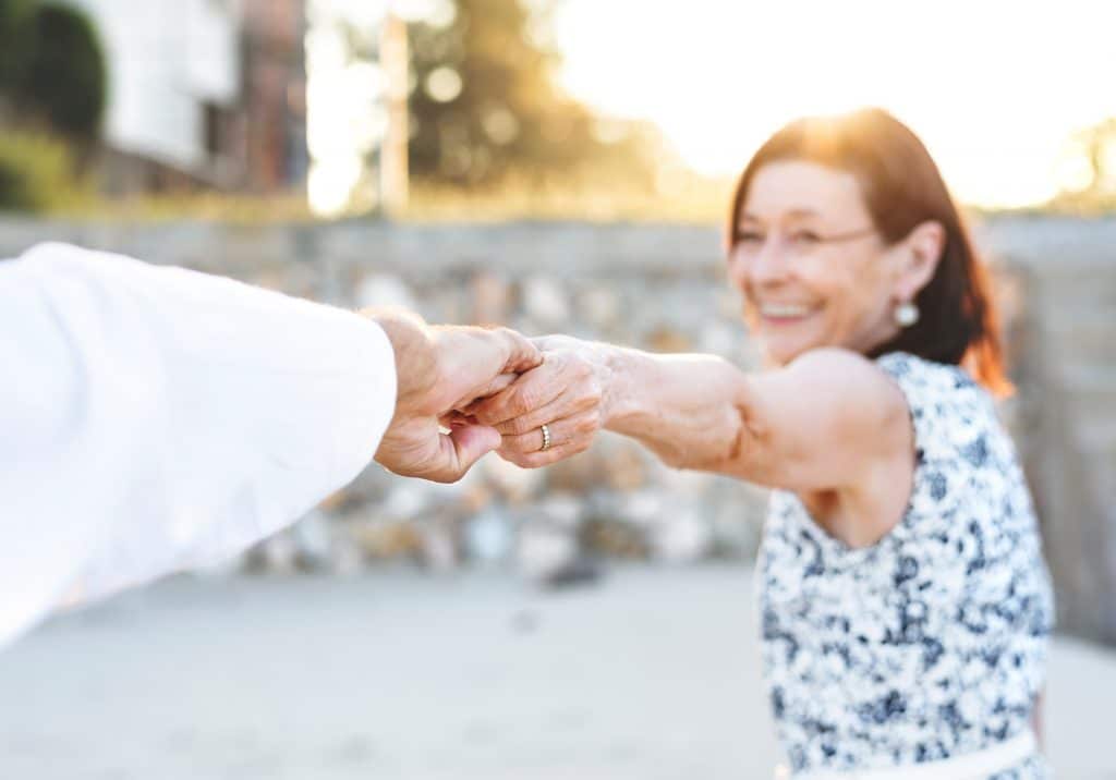 femme ménopausé qui prend soin de son périnée