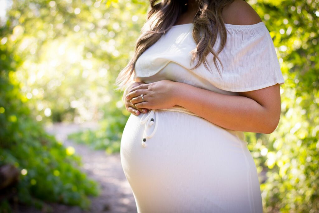 femme enceinte habillée en blanc périnée tonique grossesse