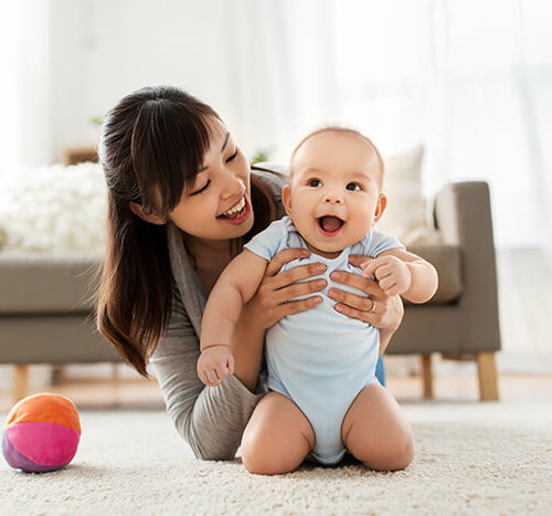 femme asiatique en post-partum qui tient son bébé