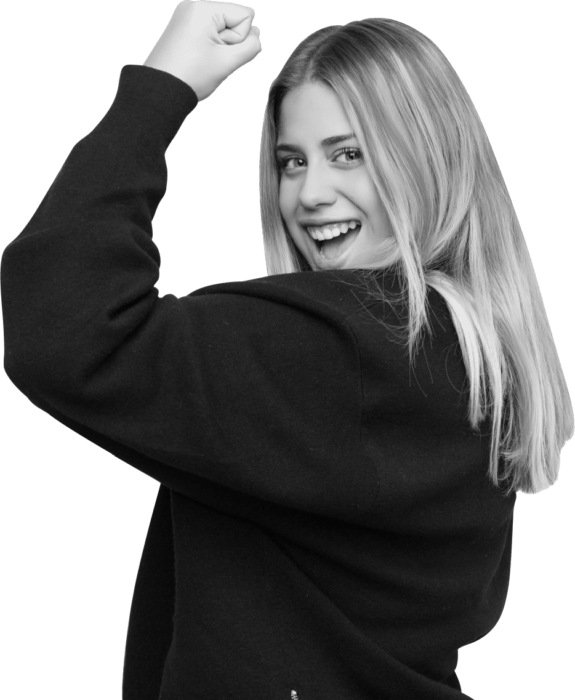 jeune femme blonde poing levé