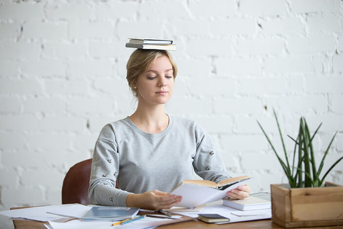 femme qui fait attention à sa posture pour éviter douleurs lombaires