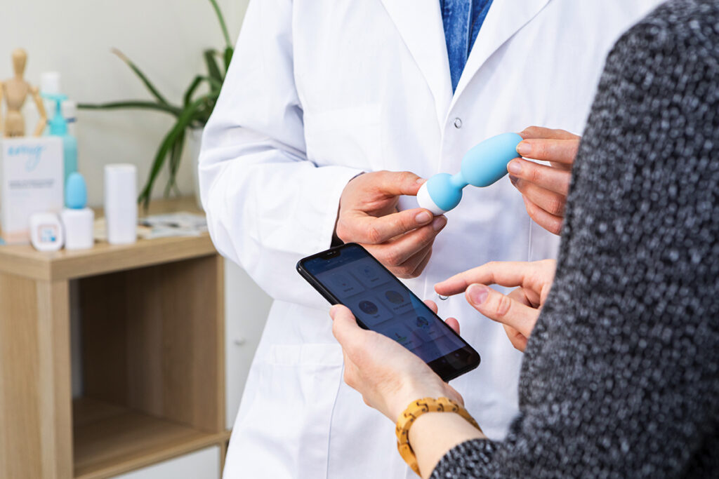 médecin avec sonde emy et patiente avec son téléphone