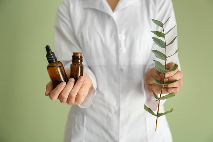 médecin tient plantes pour soigner les fuites urianires