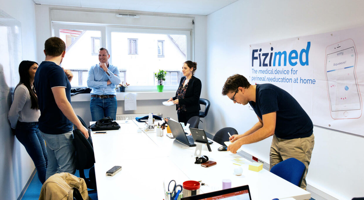 équipe de la start-up Fizimed discutant et travaillant