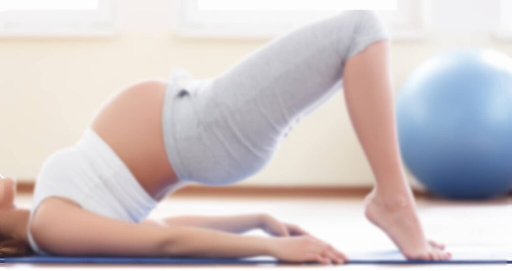schwangere Frau bei der Schwangerschaftsgymnastik und beim Beckenbodentraining