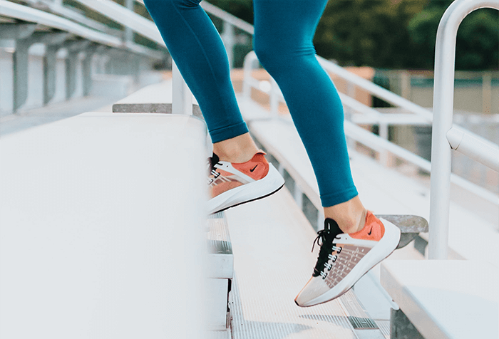 femme sportive qui monte les escaliers