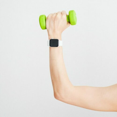 Arm mit Hantel Muskelstärke durch regelmäßiges Training