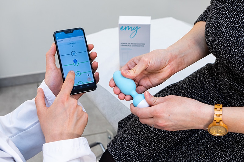 Healthcare professional who shows to his patient how the Emy Kegel trainer works
