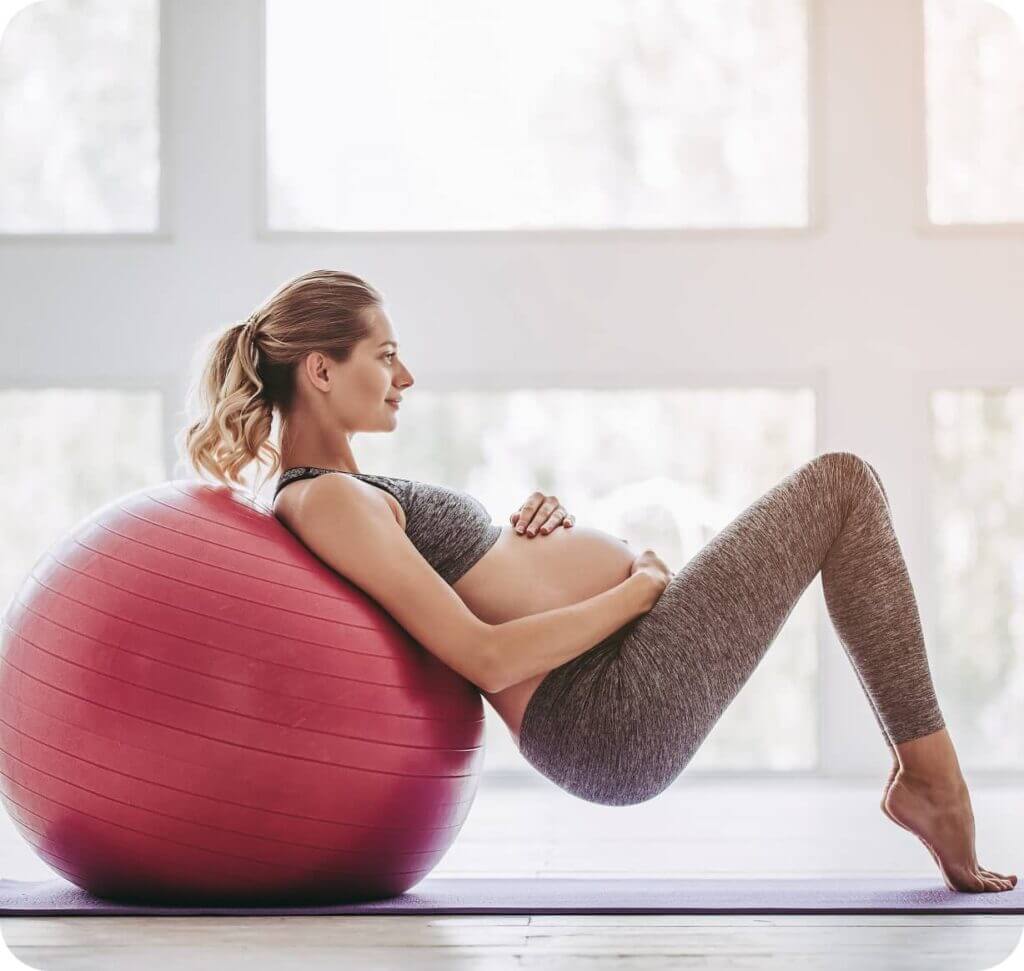 Femme enceinte qui fait du sport fitness  