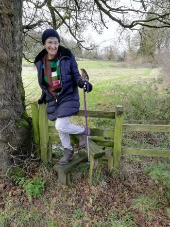 Frau in den Wechseljahren wandert in England