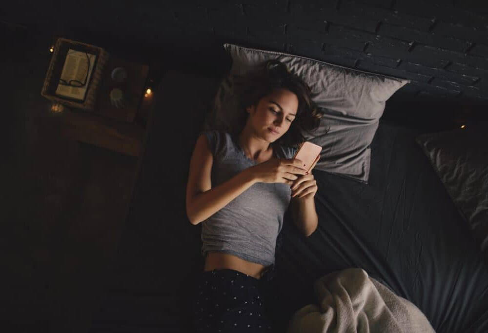 femme dans son lit meilleures relations sexuelle grâce à la rééducation du périnée de la solution emy