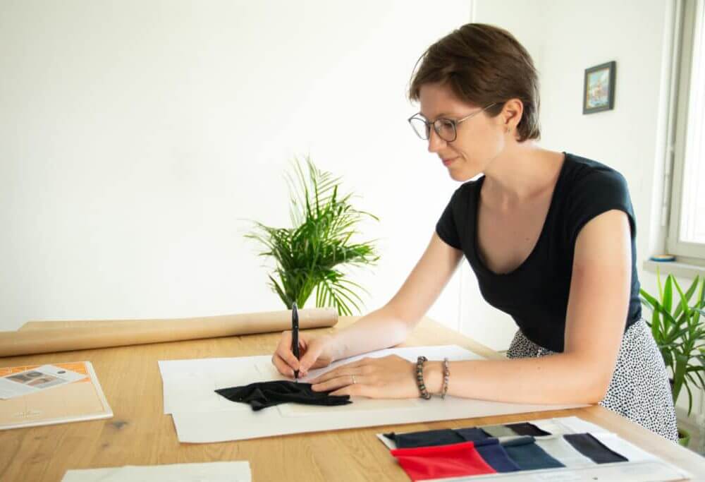 Lily Basic femme qui fabrique des culottes menstruelles bon pour le corps et l'écologie