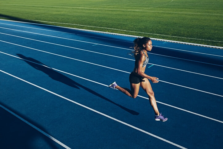 femme en train de courir dans un stade