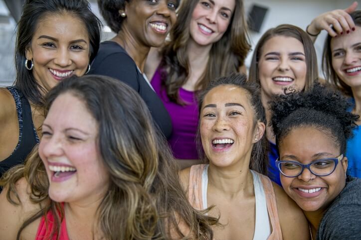 groupe de femmes heureuses rééducation périnéale avec la solution Emy body positive 