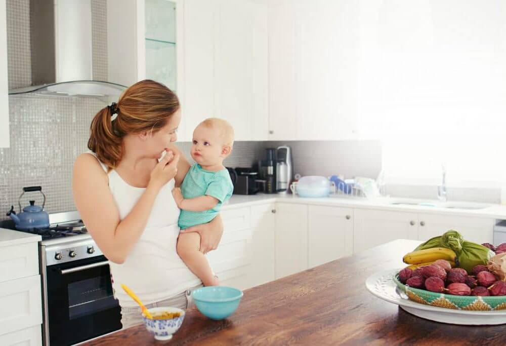 femme avec enfant dans une cuisine rééducation du périnée à domicile simplifiée 