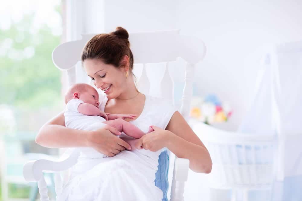 maman et bébé heureuse post partum