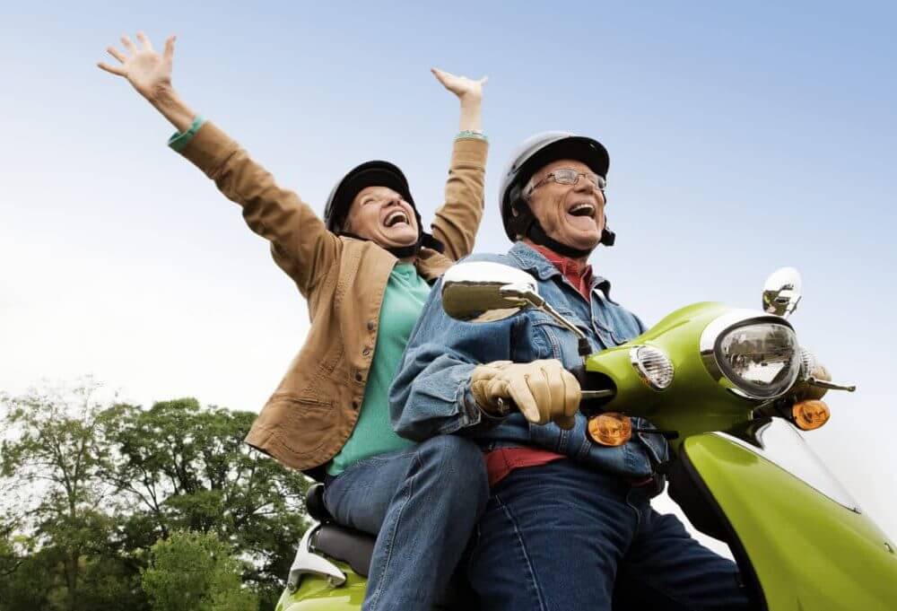 senior sur un scooter heureux body positive la solution Emy
