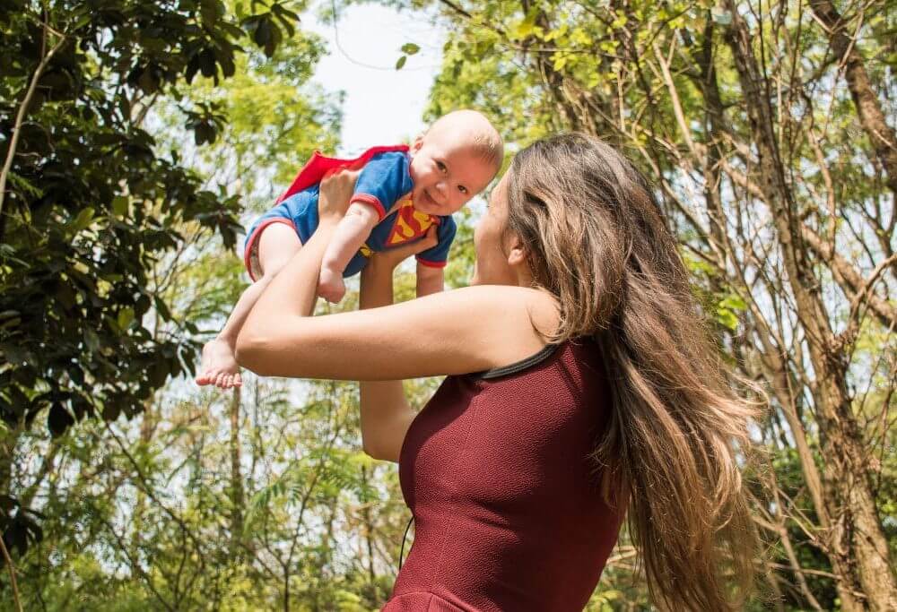 maman et bébé fuites urinaires après accouchement rééducation du périnée 