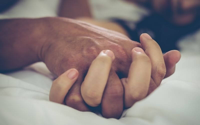 Frau und Mann halten Hand