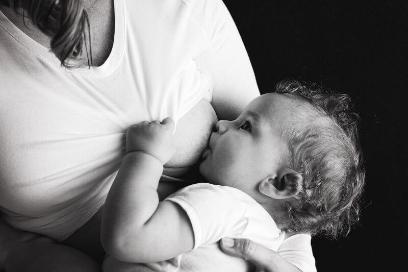 femme qui allaite son bébé au sein