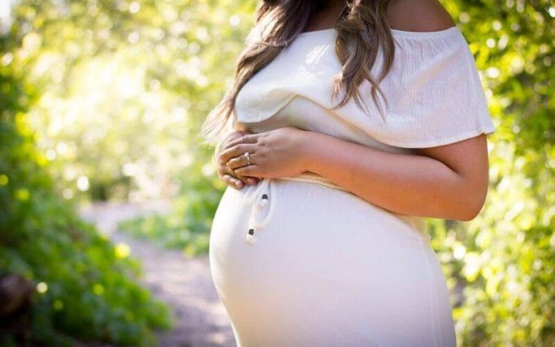 Femme enceinte qui a des fuites urinaires