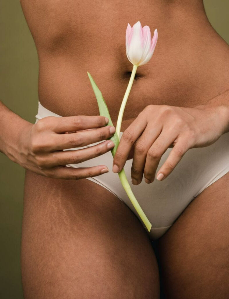 bas ventre féminin avec fleur qui cache le vagin