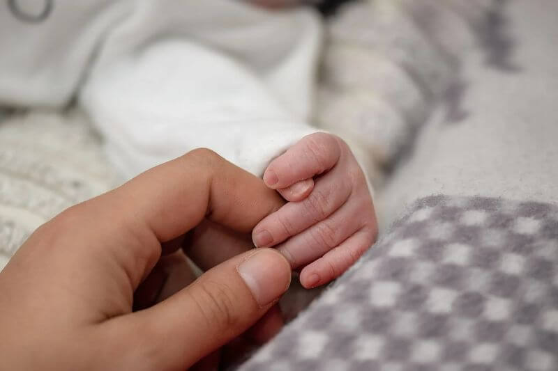 maman et bébé en période post-natale