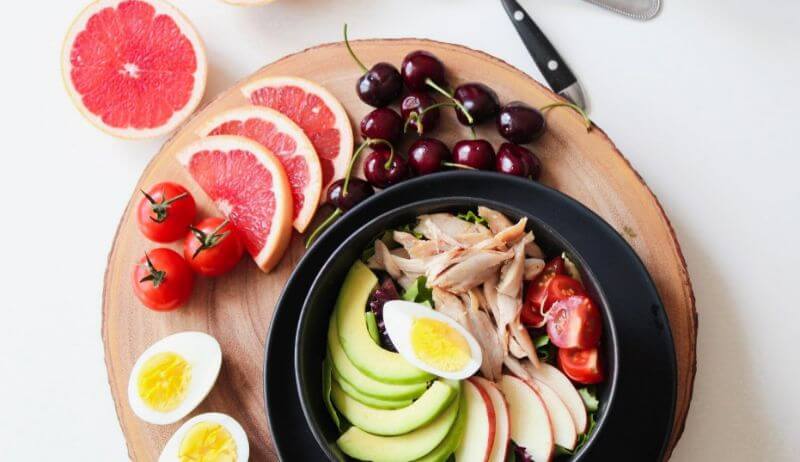 assiette avec des fruits et légumes pour une alimentation saine