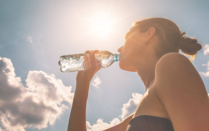 femme qui s'hydrate pour préserver son périnée