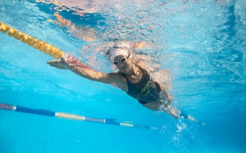 femme qui fait de la natation