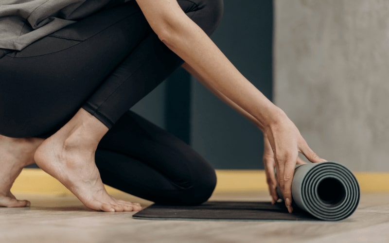 femme qui travaille son périnée grâce au yoga