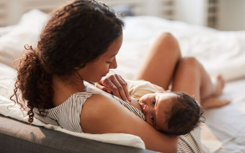 maman qui allaite son bébé