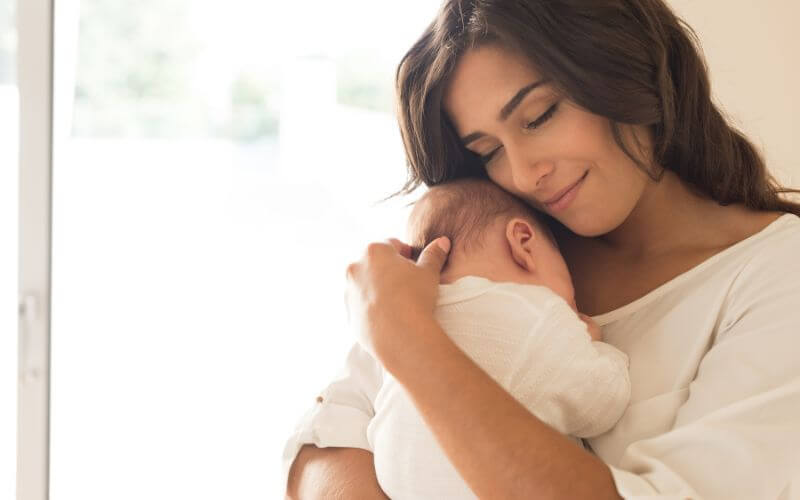 maman qui caline son bébé après l'allaitement