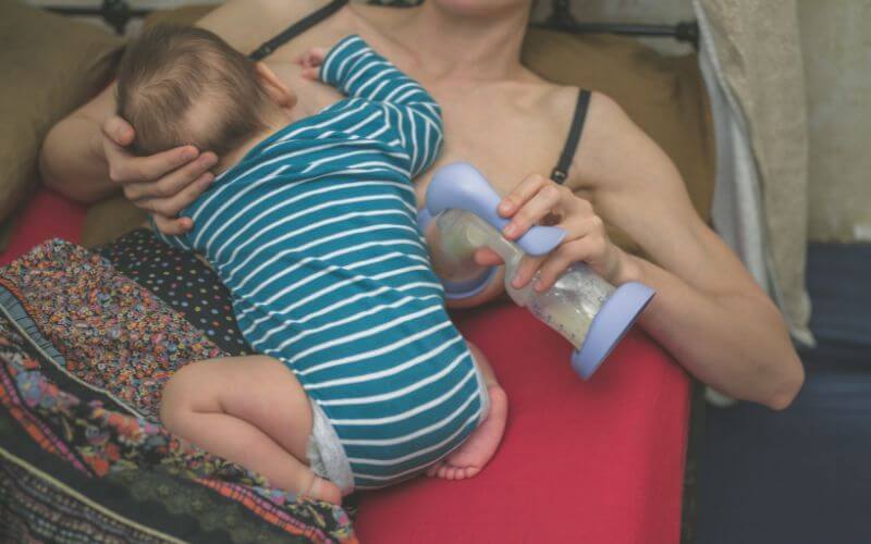 maman qui tire son lait pour son bébé avec un tire lait