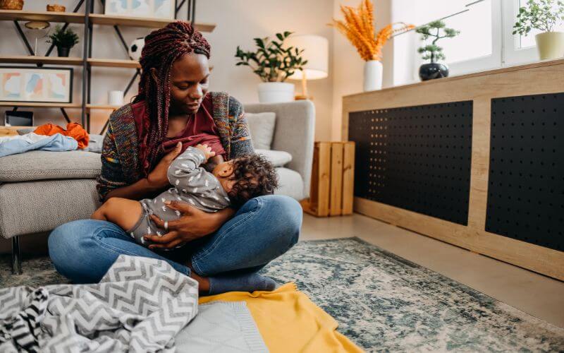 mère avec son bébé au sein