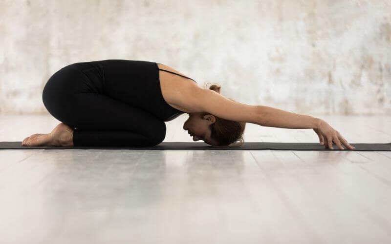 Yoga-Haltung zur Entspannung des Beckenbodens