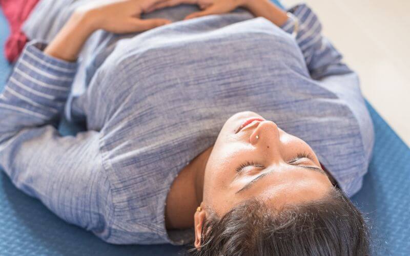 femme qui pratique un scan corporel pour détendre ses muscles pelviens