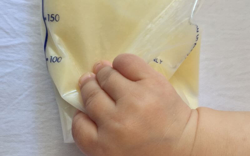 lait maternel jaune en début d'allaitement